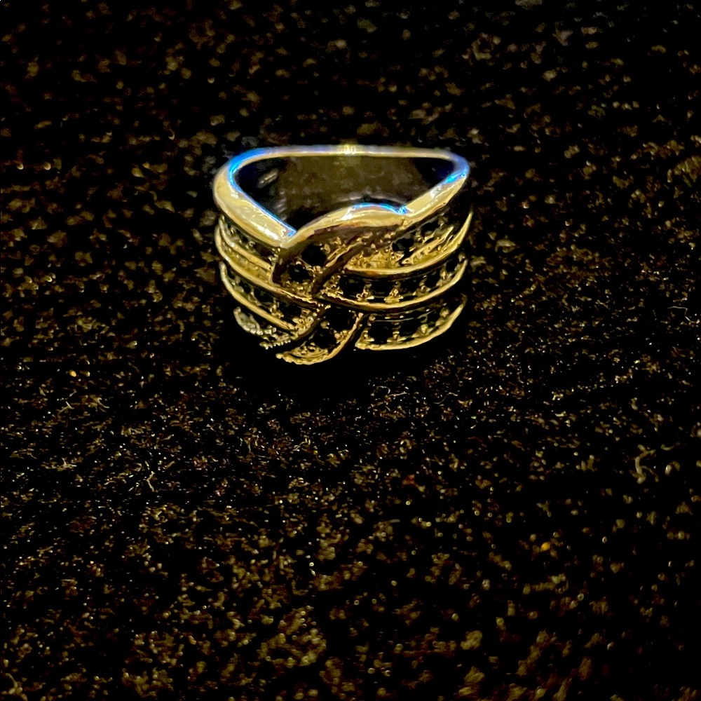 Elegant Gold and Black Women's Ring